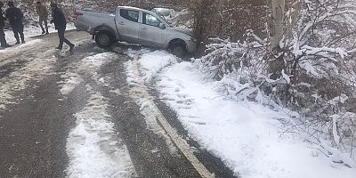 KAHRAMANMARAŞ’TA  KAMYONETİYLE AĞACA ÇARPAN SÜRÜCÜ YARALANDI