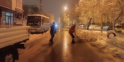 KAHRAMANMARAŞ’TA KAR YAĞIŞI NEDENİYLE KIRILAN AĞAÇ DALLARINA HIZLI MÜDAHALE