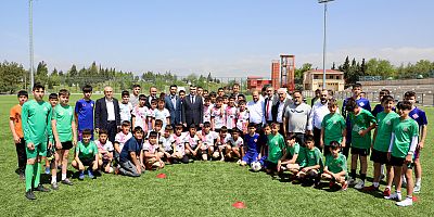 KAHRAMANMARAŞ’TA KARACASU-FERHUŞ FUTBOL SAHASI AÇILDI: KAYMAKAM ÇELİKKAYA TÖRENİ YÖNETTİ