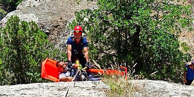 KAHRAMANMARAŞ’TA KAYALIKLARDAN DÜŞEN ÇOBANI İTFAİYE EKİPLERİ KURTARDI