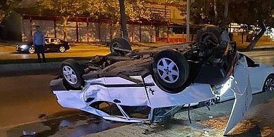 Kahramanmaraş’ta sürücüsünün direksiyon hakimiyetini kaybettiği otomobilin takla attığı kaza anı