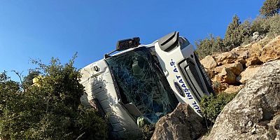 KAHRAMANMARAŞ’TA KONTROLDEN ÇIKAN TIR ŞARAMPOLE DEVRİLDİ: 1 YARALI