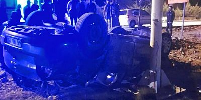 KAHRAMANMARAŞ’TA KÖPEĞE ÇARPMAMAK İÇİN MANEVRA YAPAN OTOMOBİL TAKLA ATTI