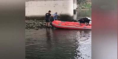 KAHRAMANMARAŞ’TA KÖPRÜ ALTINDA MAHSUR KALAN BALIKÇIYI İTFAİYE EKİPLERİ KURTARDI