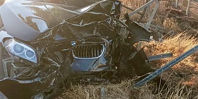 KAHRAMANMARAŞ’TA LÜKS OTOMOBİL ELEKTRİK DİREĞİNE ÇARPTI: 1 YARALI