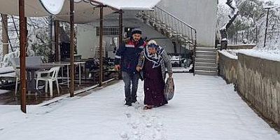 -KAHRAMANMARAŞ’TA MAHSUR KALAN YAŞLI KADININ İMDADINA BELEDİYE EKİPLERİ YETİŞTİ