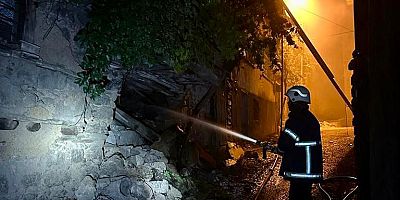 KAHRAMANMARAŞ’TA METRUK BİNA YANARAK KÜL OLDU