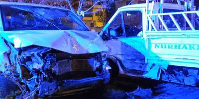KAHRAMANMARAŞ’TA MİNİBÜS İLE KAMYONET ÇARPIŞTI: 2 YARALI