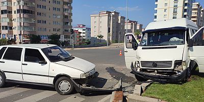 KAHRAMANMARAŞ’TA MİNİBÜS İLE OTOMOBİL ÇARPIŞTI: 1’İ BEBEK 3 YARALI