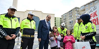 KAHRAMANMARAŞ’TA MOBİL TRAFİK EĞİTİM TIRI ÖĞRENCİLERİ BİLGİLENDİRDİ