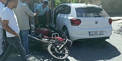 KAHRAMANMARAŞ’TA MOTOSİKLET İLE OTOMOBİL ÇARPIŞTI: 1 YARALI