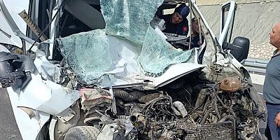 KAHRAMANMARAŞ'TA MUCİZE KURTULUŞ! HURDAYA DÖNEN ARAÇTAN SAĞ ÇIKTI