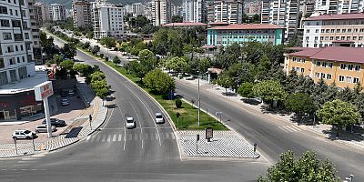 KAHRAMANMARAŞ’TA MUSTAFA OR CADDESİ’NDEKİ YAYA YOLLARI YENİLENİYOR