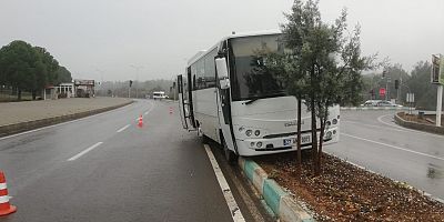 KAHRAMANMARAŞ’TA ÖĞRENCİ SERVİSİ REFÜJE ÇARPTI: 6 YARALI
