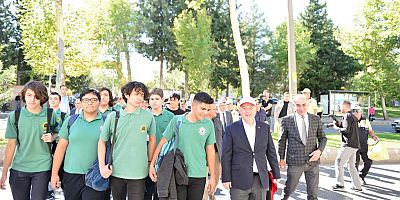 Çukurova Anadolu Lisesi kavşağında 'öğrenciler ile birlikte yaya geçidi uygulaması' yapıldı.