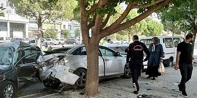 KAHRAMANMARAŞ’TA ÖNCE OTOMOBİLE SONRA PARK HALİNDEKİ ARAÇLARA VE YAYAYA ÇARPT