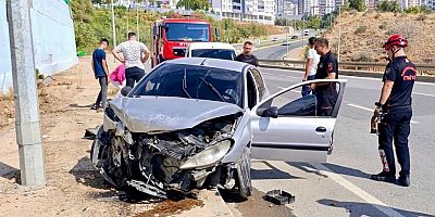 KAHRAMANMARAŞ’TA OTOMOBİL AYDINLATMA DİREĞİNE ÇARPTI: 2 YARALI