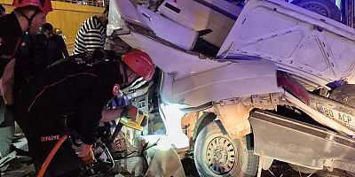 KAHRAMANMARAŞ'TA OTOMOBİL AYDINLATMA DİREĞİNE ÇARPTI 