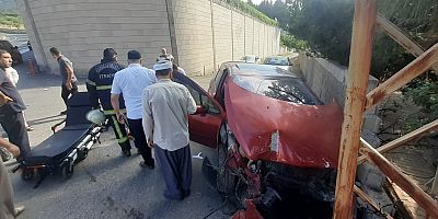KAHRAMANMARAŞ’TA OTOMOBİL BAHÇE DUVARINA ÇARPTI: 1 YARALI