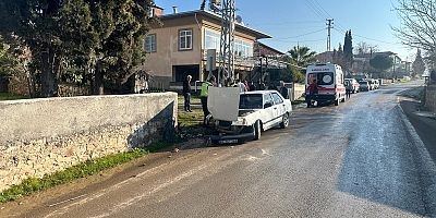 Kahramanmaraş’ta sürücüsü kontrolünü kaybettiği otomobiliyle bahçe duvarına çarpması sonucu yaralandı.