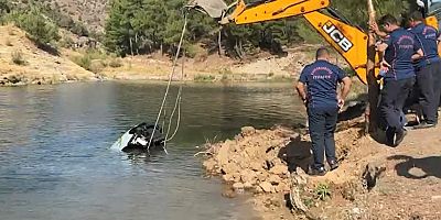 KAHRAMANMARAŞ’TA OTOMOBİL BARAJ GÖLÜNE DÜŞTÜ