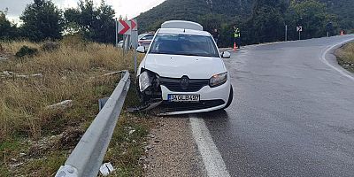 KAHRAMANMARAŞ’TA OTOMOBİL ÇELİK BARİYERE ÇARPTI: 2 YARALI 