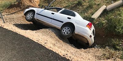 KAHRAMANMARAŞ’TA OTOMOBİL DEVRİLDİ: 2 YARALI 