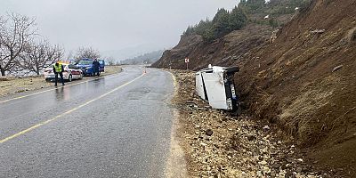 KAHRAMANMARAŞ’TA OTOMOBİL DEVRİLDİ: 3 KİŞİ YARALANDI