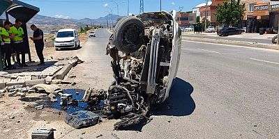 KAHRAMANMARAŞ’TA OTOMOBİL DEVRİLDİ: SÜRÜCÜ YARALANDI