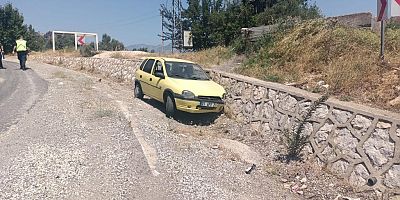 KAHRAMANMARAŞ'TA OTOMOBİL DUVARA ÇARPTI: 3’Ü ÇOCUK 4 YARALI