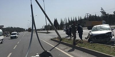 KAHRAMANMARAŞ’TA OTOMOBİL ELEKTRİK DİREĞİNE ÇARPTI: 6 YARALI