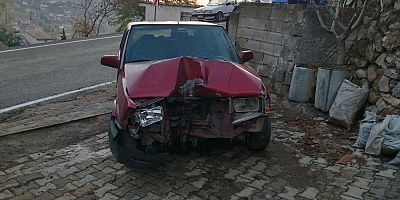 KAHRAMANMARAŞ’TA OTOMOBİL EVİN DUVARINA ÇARPTI: 1 YARALI