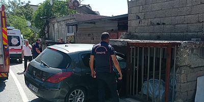 KAHRAMANMARAŞ’TA OTOMOBİL EVİN DUVARINA ÇARPTI: 1 YARALI 
