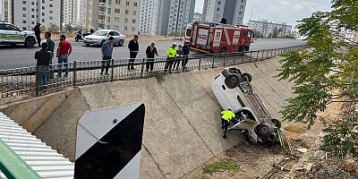 -KAHRAMANMARAŞ’TA OTOMOBİL İLE ÇARPIŞAN HAFİF TİCARİ ARAÇ KANALA DÜŞTÜ: 1 YARALI