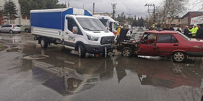KAHRAMANMARAŞ’TA OTOMOBİL  İLE KAMYONET ÇARPIŞTI: 3 YARALI