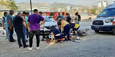 KAHRAMANMARAŞ'TA OTOMOBİL İLE MOTOSİKLET ÇARPIŞTI: 1 YARALI 