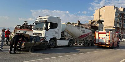 KAHRAMANMARAŞ’TA OTOMOBİL İLE TIR ÇARPIŞTI: 1 YARALI