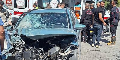 KAHRAMANMARAŞ’TA OTOMOBİL İLE TIR ÇARPIŞTI: 2 YARALI