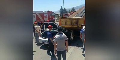 KAHRAMANMARAŞ’TA OTOMOBİL KAMYONA ARKADAN ÇARPTI: 3 YARALI