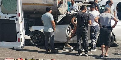 KAHRAMANMARAŞ’TA OTOMOBİL KAMYONA OK GİBİ SAPLANDI