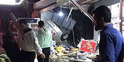 KAHRAMANMARAŞ’TA OTOMOBİL MARKETE DALDI
