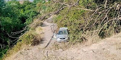 KAHRAMANMARAŞ’TA OTOMOBİL ORMANLIK ALANA SÜRÜKLENDİ: 1 YARALI