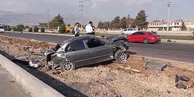  KAHRAMANMARAŞ’TA OTOMOBİL ORTA REFÜJE ÇARPTI: 1 YARALI