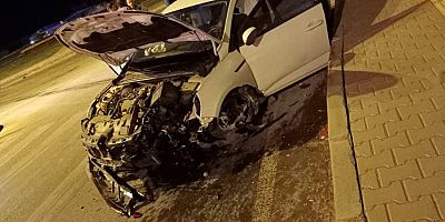 KAHRAMANMARAŞ’TA OTOMOBİL ORTA REFÜJE ÇARPTI: 2 YARALI 
