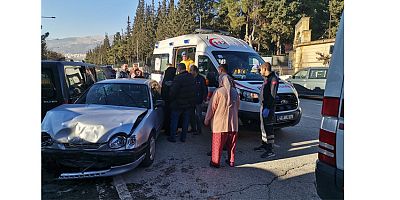 KAHRAMANMARAŞ’TA OTOMOBİL PARK HALİNDEKİ ARACA ÇARPTI: 2 YARALI