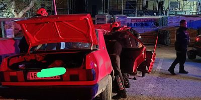 KAHRAMANMARAŞ'TA OTOMOBİL REKLAM PANOSUNA ÇARPTI: 2 AĞIR YARALI