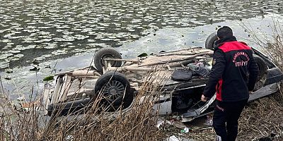 KAHRAMANMARAŞ’TA OTOMOBİL SU BİRİKİNTİSİNE DÜŞTÜ: 78 YAŞINDAKİ SÜRÜCÜ HAYATINI KAYBETTİ