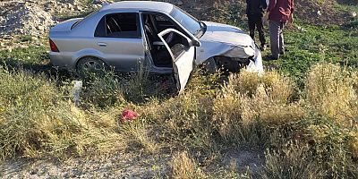 KAHRAMANMARAŞ’TA OTOMOBİL TARLAYA UÇTU: 2 YARALI