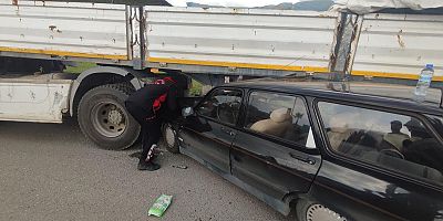 KAHRAMANMARAŞ’TA OTOMOBİL TIRIN ALTINA GİRDİ: 1’İ AĞIR 2 YARALI