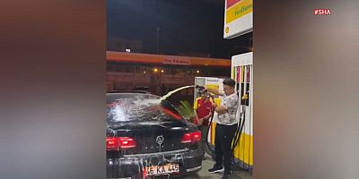 otomobilini akaryakıt istasyonunda benzinle yıkanması sosyal medyada izlenme rekoru kırdı.